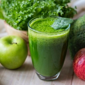 Sund grøn juice med æbler og celleri i glas.